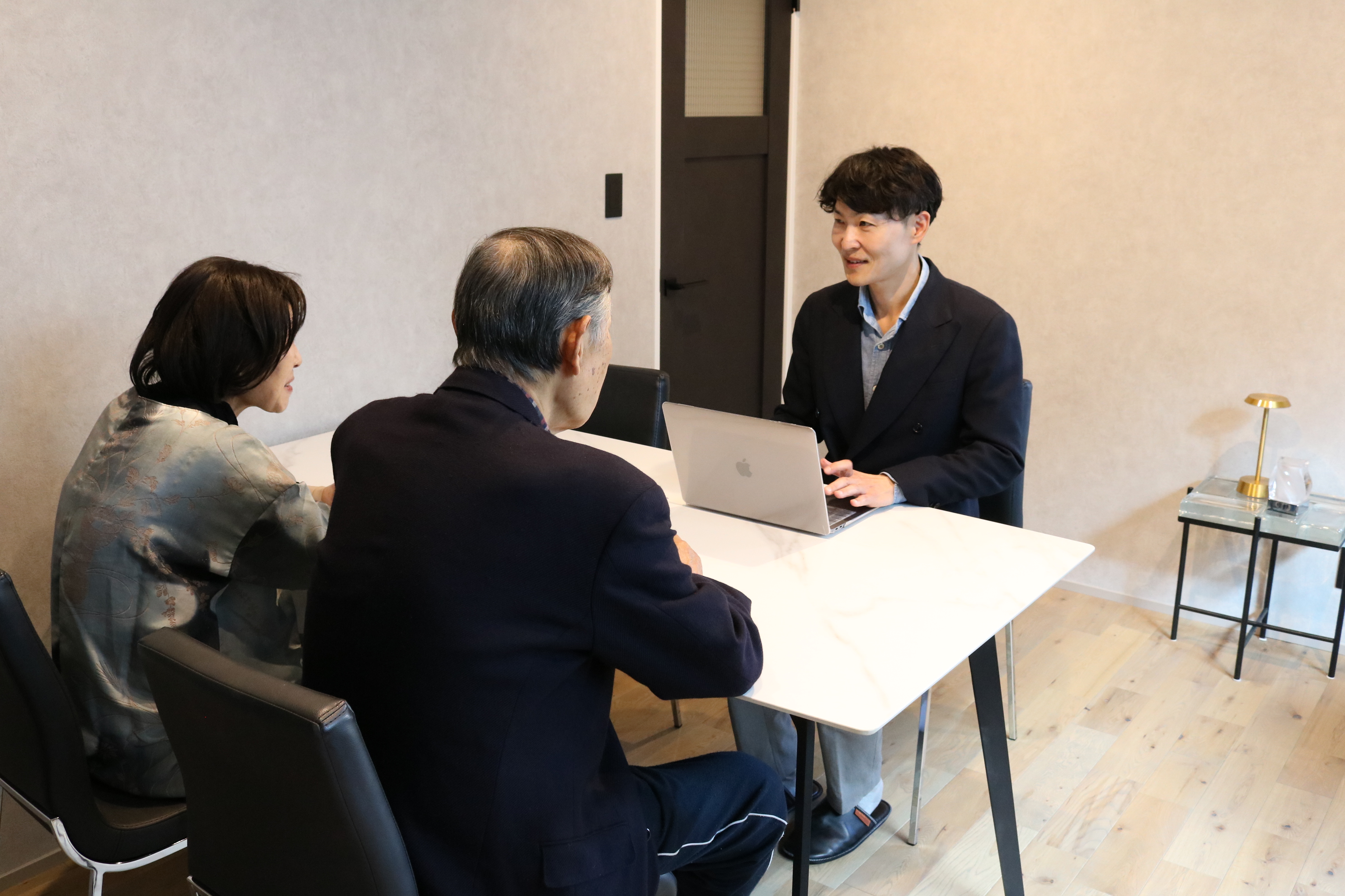 お客様と向き合い、不動産の状況を整理する相談の様子