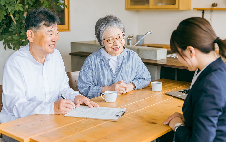 相続した実家について相談する様子
