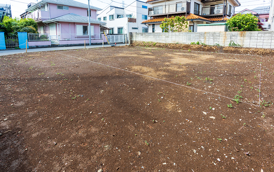 古い家を解体して更地で売るか、そのまま売るかを比較する