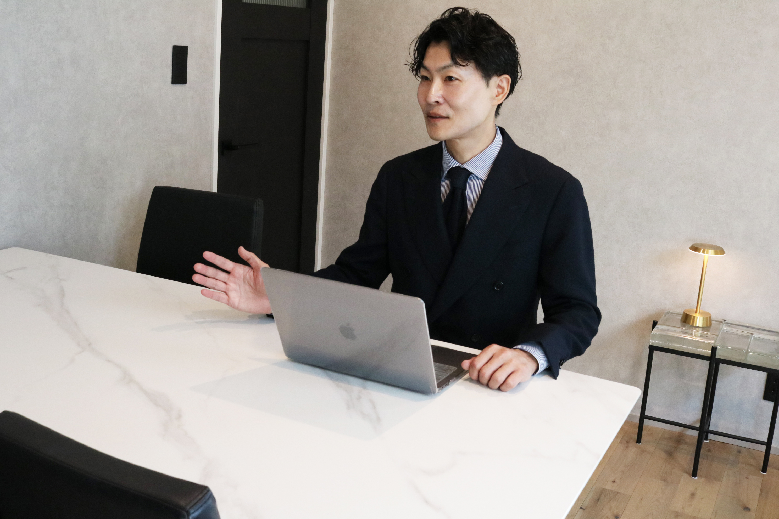 お客様のご相談を伺うアマテラスの担当者